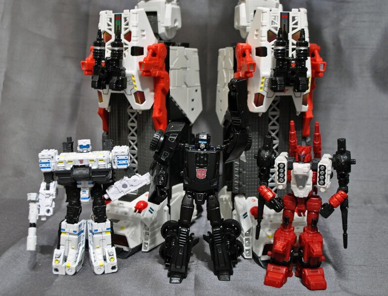 Image Of Custom Generations G1 Metroplex With Deluxe Scale Scamper  (8 of 12)